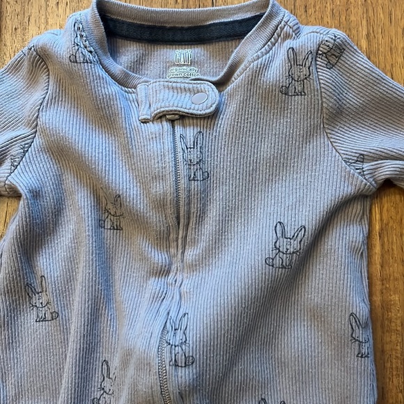 Gap zippered footie - Picture 2 of 3